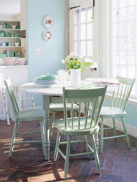 Love this, so light Dining Room Table And Chairs, Shabby Chic Decorating, Spring Tide, Cottage Dining Rooms, Dining Room Makeover, Chic Spaces, Kitchen Nook, Chic Kitchen, Shabby Chic Kitchen