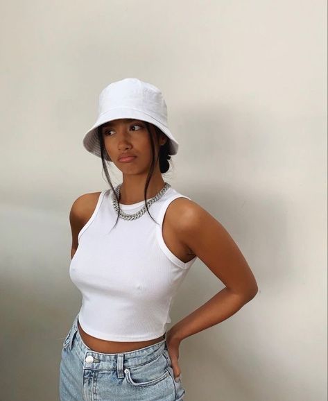 Bucket Hat And Shorts Outfit, White Bucket Hat Outfit Summer, White And Denim Outfits Photoshoot, White Bucket Hat Outfit, Cute Outfits With Hats, Outfits With Bucket Hats, Bucket Hat Outfit, Athleisure Outfits Summer, Bella Hadid Outfits