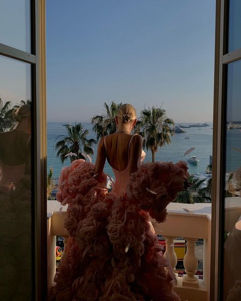 Leonie Hanne no Instagram: “My couture dream 🫶🏻 #cannes #cannesfilmfestival #cannes2023” Leonie Hanne Cannes, Nicole Felicia, Festival Aesthetic, Leonie Hanne, Super Rich Kids, Gold Aesthetic, New Romantics, Bespoke Design, Cannes Film Festival