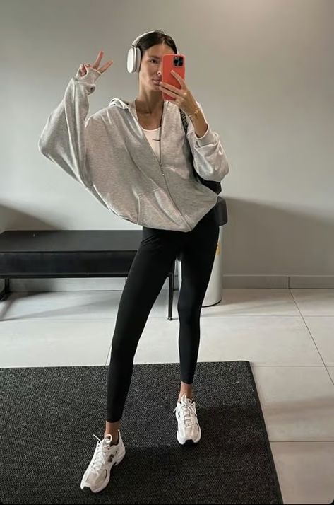 The 8 Activewear Pieces Every Fashion Person Owns - CLOSS FASHION Chic Activewear, Gym Ootd, Pilates Outfit, Gymwear Outfits, Gym Crush, Look Legging, Outfit Gym, Cute Gym Outfits, Gym Outfits