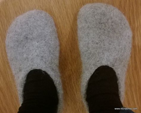 Super Easy Knit And Felt Slippers - Tutorial / NicNacNoo Blog Felted Slippers Pattern, Felt Tutorial, Knit Slippers Free Pattern, Slipper Pattern, Felted Wool Slippers, Knit Slippers, Felt Slippers, Knitted Slippers Pattern, Felt Shoes