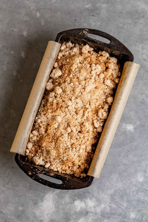 New York Crumb Loaf Cake is a coffee shop favorite on the go. Easy rich coffee cake with a buttery cinnamon crumble and cinnamon center baked in a loaf pan. Cinnamon Coffee Loaf, Coffee Cake Loaf Pan, Cinnamon Crumble Bread, Apple Crumb Loaf, Coffee Bread Loaf, Coffee Crumble Cake, Coffee Cake Loaf Recipes, Apple Crumble Loaf, Cinnamon Coffee Cake Loaf