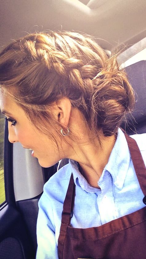 A fun waitress updo! Braided surf bun. Server Hair, Cute Up Hairstyles, Waitress Hairstyles, Beyonce Hair, Nurse Hairstyles, Cute Simple Hairstyles, Peinados Fáciles Para Cabello Corto, Work Hairstyles, Easy Hairstyles For Long Hair