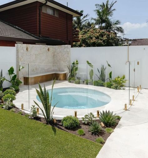 20 landscaping around pool inground 17 Small Yard With Pool, Pool Small Yard, Small Backyard With Pool, Courtyard Small, Coastal Pool, Pool Seating, Paradise Landscape, Small Inground Pool, Pools For Small Yards