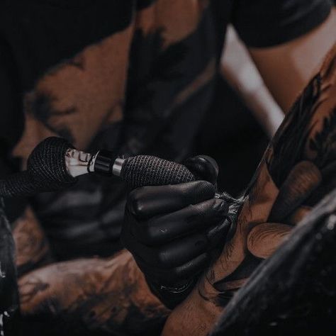 Tattoo Knee, Tattoo Mafia, Kate Stewart, Bad Intentions, Tattoo Photography, Matthew Daddario, Bad Boy Aesthetic, Artist Aesthetic, Divergent