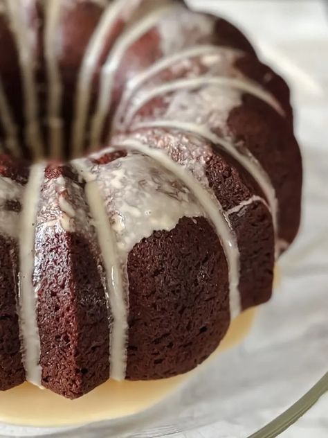 Baileys Irish Cream Bundt Cake, Baileys Bundt Cake Recipe, Baileys Bundt Cake, Chocolate Baileys Cake, Cake With Liquor, Irish Cream Bundt Cake, Irish Cream Desserts, Liquor Cakes, Irish Dessert