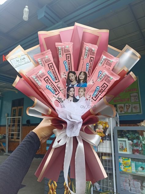 K Pop Bouquet, Blackpink Gift Ideas, Bucket Snack Pink, Buket Jajan Aesthetic, Bouquet Snack Aesthetic, Buket Snack Aesthetic, Oreo Bouquet, Buket Aesthetic, Oreo Blackpink