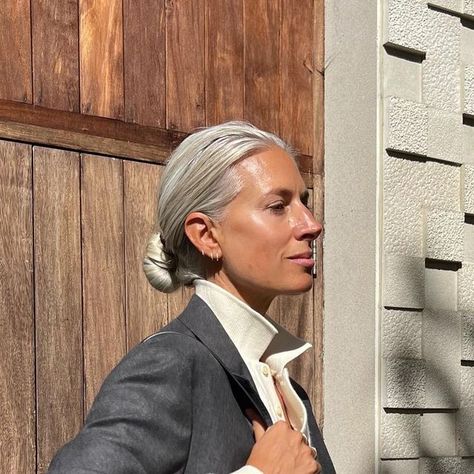 Sarah Harris on Instagram: "A chic carry all that really does carry all.. #PoloIDCollection @poloralphlauren  📷 @jorishendrik  ad" Chic Grey Hair, Sarah Harris, Middle Aged Woman, Hair Goal, Grey Hair Inspiration, Aging Beauty, Messy Updo, Natural Gray Hair, Natural Aging