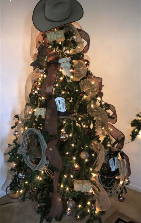 Horse Themed Christmas Decorations, Vintage Christmas Decorations Diy Rustic, Country Xmas Tree, Western Themed Christmas Tree Ideas, Western Vintage Christmas Tree, Christmas Tree Western Theme, Horse Theme Christmas Tree, Country Theme Christmas Party, Cowboy Christmas Trees