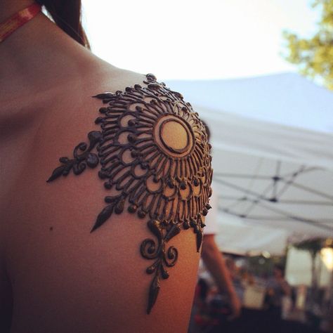 Henna shoulder | Flickr - Photo Sharing! Henna Tattoo Shoulder, Shoulder Henna, Round Mehndi Design, Henna Ink, Henne Tattoo, Catrina Tattoo, Tato Henna, Henna Body Art, Tattoo Henna