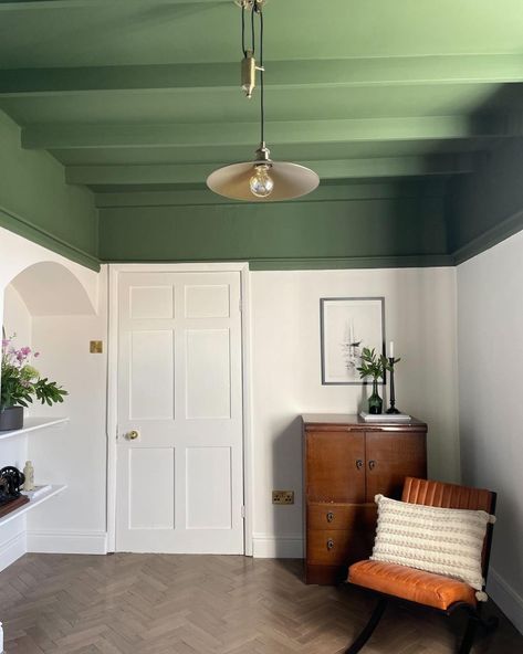 Kids Room Wainscoting, Green Ceiling Paint, Craftsman Bedroom, Green Bedroom Design, Colored Ceiling, Gorgeous Bedrooms, Living Room Ceiling, Bedroom Ceiling, Green Rooms