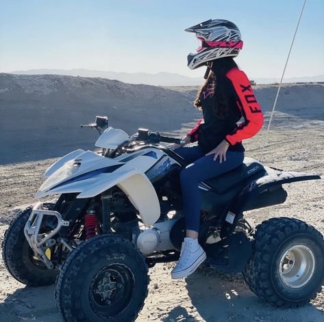 Atv Riding Outfit Baddie, Rzr Outfit Women, Four Wheeler Picture Ideas, Atv Riding Aesthetic, Buchi Fresas, Baddie Atv Riding, Atv Quads Aesthetic, Best Off Road Vehicles, Dirt Bike Girl