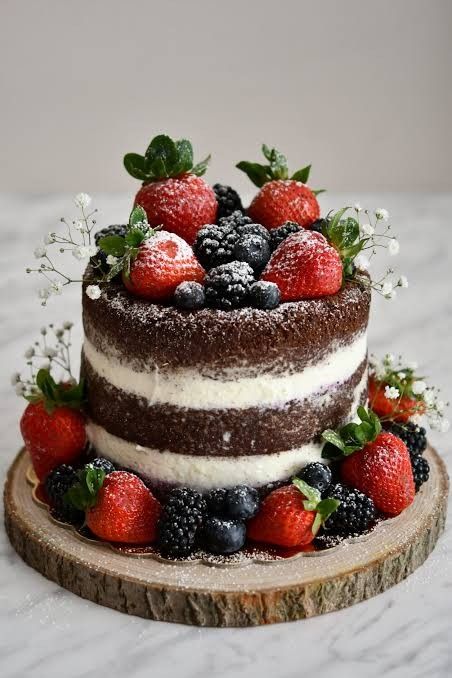 Strawberry On Top Of Cake, Naked Strawberry Birthday Cake, Naked Cakes Chocolate, Strawberry Chocolate Birthday Cake, Wedding Cakes With Berries, Fresh Fruit Birthday Cake Ideas, Birthday Cake Ideas Fruit, Chocolate Cake With Fruit On Top, Naked Chocolate Cake Decoration