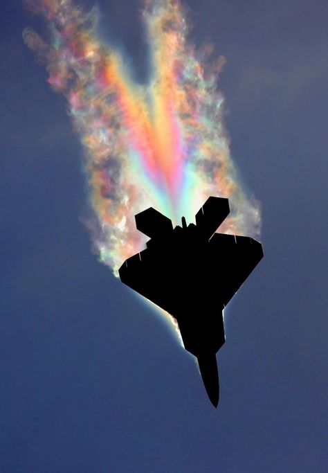 F-22 pulling so many G-forces that the wave of low pressure behind it causes water to condense Military Aircraft, Photo Avion, Rainbow Pictures, F22 Raptor, Military Jets, F 35, Military Photos, Jet Plane, Fighter Planes