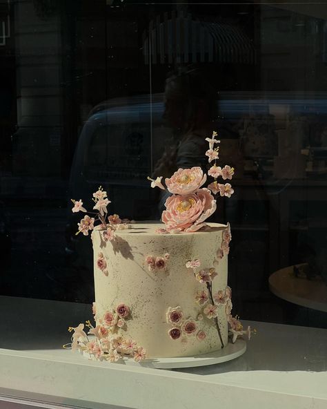 a darling week for the better 🩰🎆 | Instagram Rose Themed Birthday Cake, Bday Cake Flowers, Wedding Cakes Aesthetic, Pink Birthday Cake With Flowers, Flower Cake Aesthetic, 17 Birthday Cake, Better Instagram, Birthday Cake With Flowers, Funny Birthday Cakes