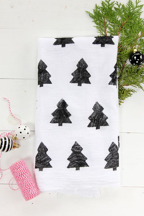 See how easy it is to make this DIY Scandinavian Inspired Holiday Dish Towel using the potato stamping method. Perfect handmade holiday gift! Hand Stamped Tea Towels, Dish Towels Diy, Potato Stamping, Simple Christmas Decor Ideas, Tea Towels Diy, Handmade Holiday Gifts, Simple Christmas Decor, Hello Lovely, Christmas Tea