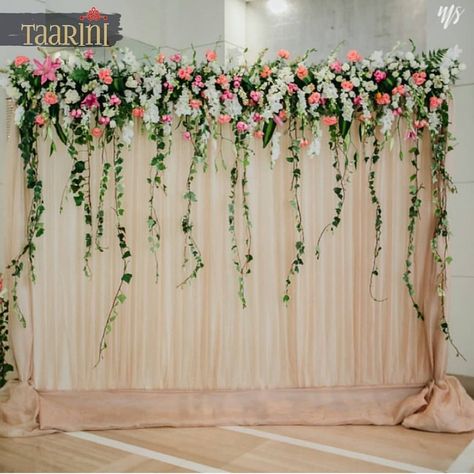 Flower Decoration At Home For Wedding, Floral Arch Photo Backdrop, Simple Flower Backdrop, Engagement Backdrop Ideas Simple, Photobooth Backdrop Event, Backdrop For Photobooth, Birthday Party Decorations For Adults, Photo Frame Decoration, Wedding Entrance Decor