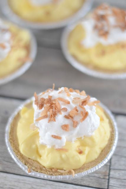 Mini Chocolate Pie, Thanksgiving Desserts Pie, Coconut Cream Pie Easy, Cream Pie Filling, Mini Pie Recipes, Pie Recipe Easy, Coconut Cream Pie Recipes, Small Batch Baking, Mini Pie