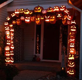 Don Morin: 2011 HALLOWEEN PUMPKIN ARCH CONSTRUCTION Fun Outdoor Halloween Decor, Doorway Arch, Pumpkin Arch, Halloween Pumpkin Diy, Haunted House Diy, Dekorasi Halloween, Halloween Diy Outdoor, Craft Halloween, Labu Halloween