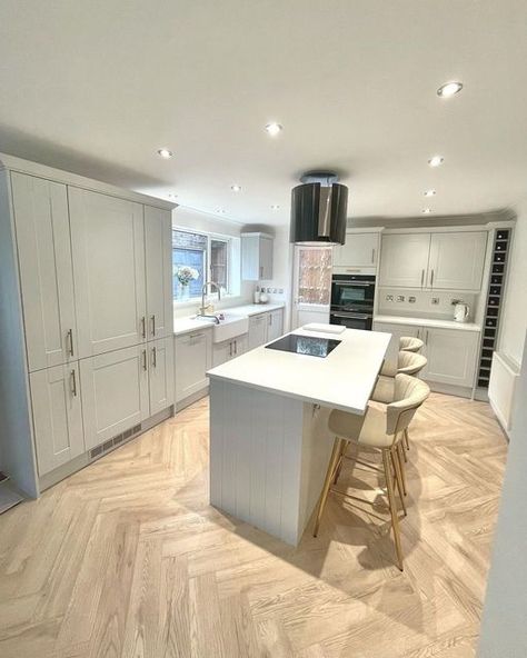 Wren Kitchens on Instagram: "You don't always need to pair lighter colours with dark hues to create a bold contrast. The neutral colour palette of this stunning shaker kitchen is both refined and elegant. A stylish contrast has been achieved by simply adding gold handles to the Fossil Grey cabinetry and accessorising with gold-legged chairs. 📸 @64thepathways" Sink Kitchen Ideas, Home Design Kitchen, Grey Shaker Kitchen, Shaker Kitchen Design, Wren Kitchens, Howdens Kitchens, Kitchen Renovation Inspiration, Kitchen Is For Dancing, Wren Kitchen