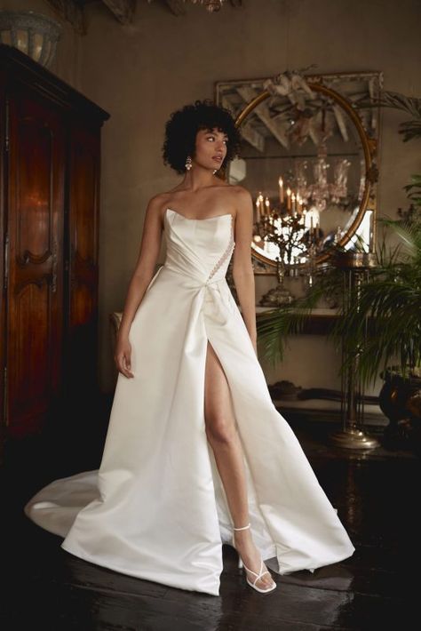 Enaura Bridal, Ruffled Gown, Short Veil, Trumpet Dress, Trumpet Gown, Timeless Dress, Column Gown, Gowns With Sleeves, A Line Gown