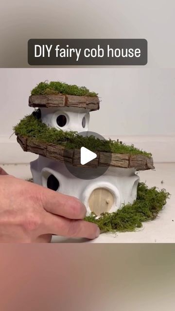 Clay Fairy House Diy Videos, Fairy House Diy Natural Materials, Hobbit Houses Diy, House With Green Roof, Green Roof House, Green Roof Building, Clay Fairy House, Fairy House Diy, Fairy Home