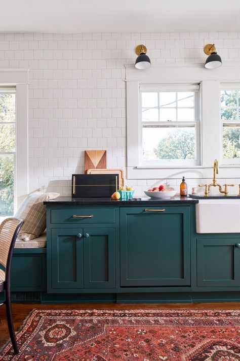 Interior designer Ellen Godfrey opted for a rich, dark green (Dunn-Edwards Black Spruce [DE6308]) for their 1928 Craftsman-style house in Birmingham. #boldpaintcolors #boldkitchencolors #kitchenideas #kitchencabinetcolors #tealkitchen #southernliving Black Countertop Colored Cabinets, Dark Turquoise Cabinets Kitchen, Colorful Kitchen Black Countertop, Black Teal Kitchen, Pastel Cabinets Kitchen, Teal Green Kitchen, Frenchic Kitchen, Teal Kitchen Cabinets, Teal Cabinets