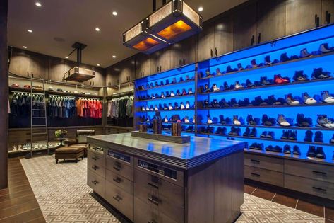 Walk in Closet DéCor Options You Should Consider Big Closet, Walking Closet, Dream Closet Design, Walk In Closet Design, Beautiful Closets, Luxury Closets Design, Men Closet, Interior Design Rustic, Dream Closets