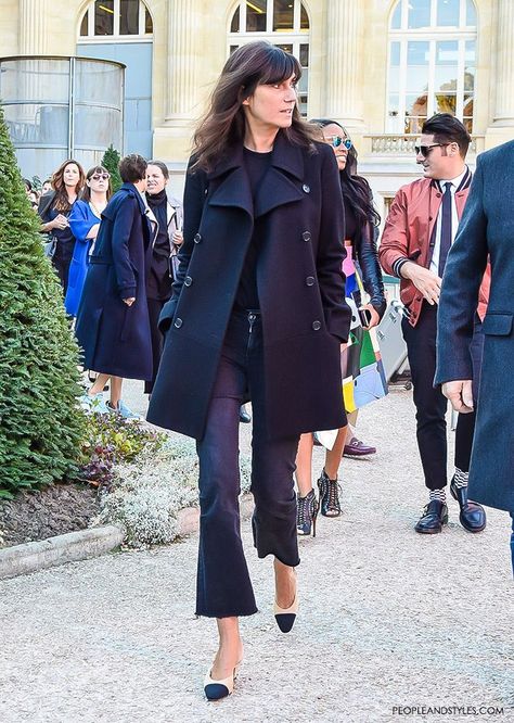 One Easy Outfit Trick To Instantly Look Expensive Emmanuelle Alt Style, Chanel Slingback, Emmanuelle Alt, French Women Style, Look Jean, Parisienne Chic, French Girl Style, Winter Mode, Uniform Fashion