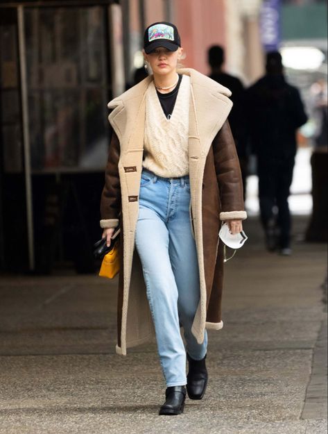 Gigi Hadid in Simon Miller Jetz Coat - New York 03/17/2022 Street Ware Outfits, Celeb Paparazzi Pics, Businesswoman Style, Celeb Paparazzi, Sheepskin Coat Outfit, Hadid Family, Coat Outfit Winter, Alice Dellal, Gigi Hadid Street Style