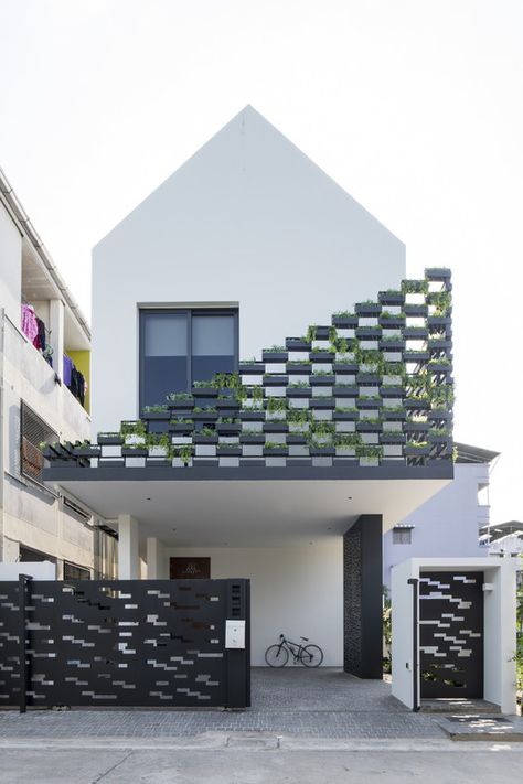 © Nattapong Pianchalengek Dezeen Interiors, Home Designs Exterior, Green Facade, Thai House, Narrow House, Minimalist House Design, Prefab Homes, Facade Design, Facade House