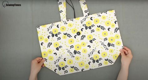 This tutorial will teach you how to make a foldable shopping bag for all your grocery needs. Diy Reusable Grocery Bags Foldable, Handmade Shopping Bags, Diy Foldable Shopping Bag, Foldable Reusable Grocery Bags Pattern, Tote Bags Sewing Pattern, Sew Bag Easy, Sewing Shopping Bags, Foldable Tote Bag Pattern, Sew Shopping Bag