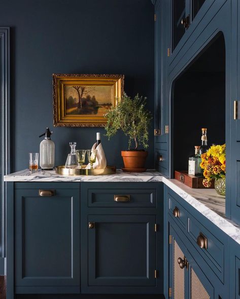 Let’s kick off the weekend with some beautiful bar vibes courtesy of @rajnialexdesign. But let’s not stop the good vibes there, as the rest… | Instagram Beige Shelves, Transitional Home Design, Beige Kitchen Cabinets, Gray Shaker Cabinets, What Is Interior Design, Vaulted Ceiling Kitchen, Beige Cabinets, Navy Kitchen, Teal Kitchen