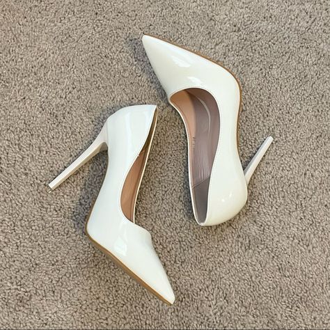 White Pointed Heels, White Stiletto Heels, Academia Hairstyle, Nude Stiletto Heels, Grad Shoot, Gladiator High Heels, Heels Prom, Pointy Heels, Heels White