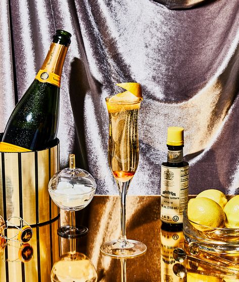 image Hufflepuff Party, Popular Bar Drinks, Alcoholic Drinks Aesthetic, Viewing Party Ideas, Sparkling Wine Drinks, Champagne Recipes, Toast Bar, Popular Mixed Drinks, Wine Recipes Drink