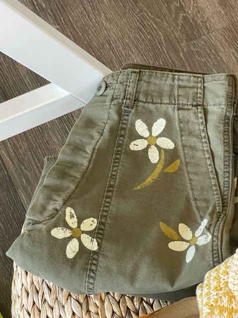 Hand Painted Pants Ideas, Painted Cargo Pants, Hand Painted Pants, Pants Painting, Cloth Painting, Painted Daisy, Painted Shorts, Olive Jeans, Upcycle Ideas