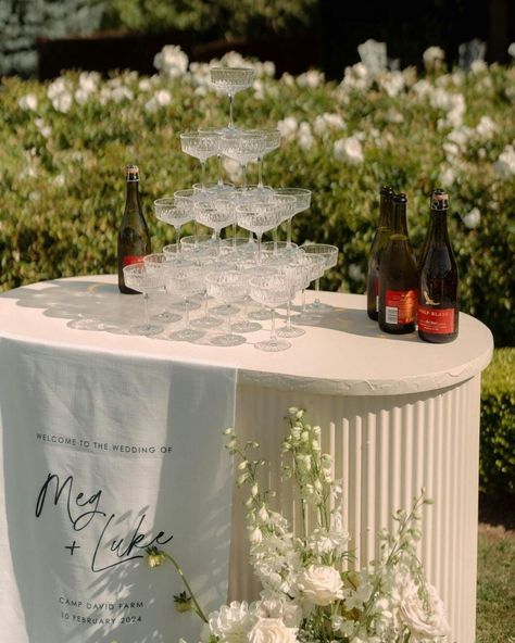 This might just be the dream summer wedding set up ✨ Add an extra special touch to your welcome sign by combining it with an elegant drinks station. I fell in love with this beautiful display at @campdavidfarm, featuring natural linen and a tonal floral arrangement. Pairing your welcome sign with a drinks station creates a warm, elegant welcome for your guests. Opting for a tonal colour scheme keeps everything seamless and sophisticated. Follow for more luxury wedding inspiration 💍 ✨ ... Welcome Drink Wall, Elegant Drinks, Drinks Station, Drink Display, Drink Stand, Your Welcome, Dream Summer, Party Garden, Wedding Entrance