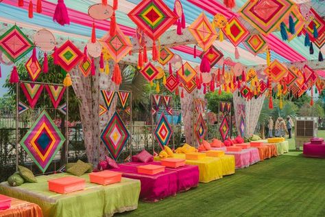 Traditional Mehndi Decoration, Punjabi Theme Decoration, Mehandi Backdrop, Haldi Theme, Mehandi Decoration, Haldi Ceremony Decorations, Mehndi Function, Mehendi Decor Ideas, Haldi Decor