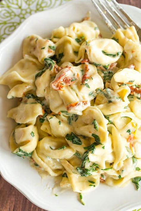 Tortellini in Parmesan-Cream Sauce with Spinach and Sun-Dried Tomatoes - An easy, AMAZING dinner ready in less than 30 minutes! Perfect for a weeknight meal or your next dinner party. Salad Appetizer Cups, Spinach Tortellini, Pasta Easy, Parmesan Cream Sauce, Tortellini Recipes, Tortellini Pasta, Butter Pasta, Cheese Tortellini, Spinach And Cheese