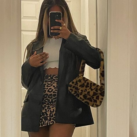 Leather And Leopard Outfit, Leather Blazer Skirt Outfit, Outfit With Leopard Skirt, Cheetah Print Mini Skirt, Cheetah Mini Skirt, Cheetah Print Mini Skirt Outfit, Leopard Print Skirt Outfits, Cheetah Mini Skirt Outfit, Leopard Print Bag Outfit