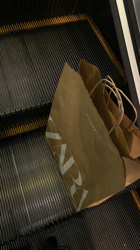 Zara bag Zara Shopping Bag Snapchat Story, Zara Bag Aesthetic, Zara Snap Story, Zara Astethic, Zara Store Aesthetic, Shopping Bags Snapchat Story, Zudio Shopping Snap, Zara Shopping Bag, Zara Dresses 2023