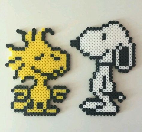 Woodstock and Snoopy | Peanuts | Hama Beads #perler #beads Snoopy Perler, Beaded Snoopy, Perler Bead Designs, Woodstock Snoopy, Easy Perler Bead Patterns, Melty Bead Patterns, Pearl Beads Pattern, Easy Perler Beads Ideas, Fuse Bead Patterns