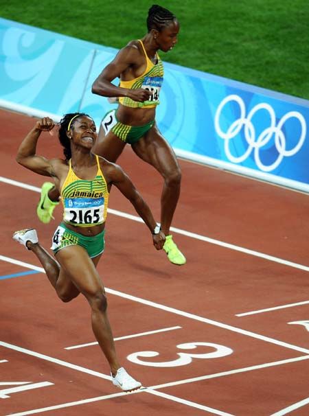 Shelly-Ann Fraser(L) of Jamaica celebrates after winning the women's 100m final - Beijing Olympics 2008 Shelly Ann Fraser, Track Runners, Athletics Track, Tech Magazine, Iv Infusion, Track And Field Athlete, Sports Aesthetic, Women Running, Men's Fitness