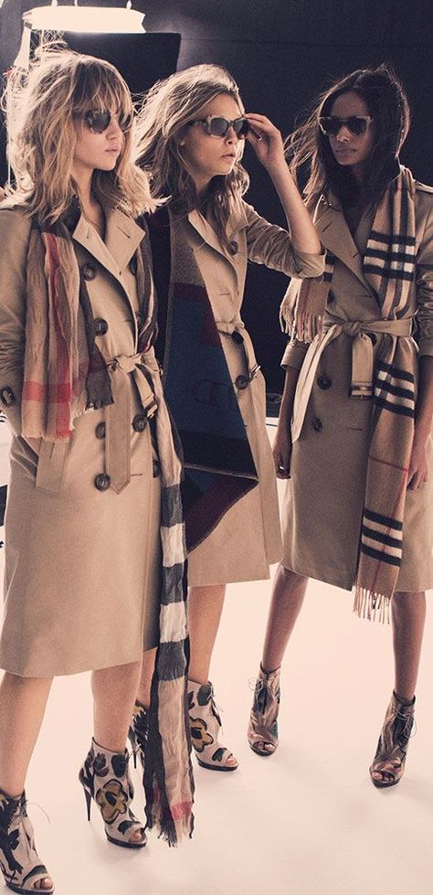 Trench, tacones y bufanda burberry Women In Trench Coats, Trenchcoat Style, Burberry Trenchcoat, Trench Coat Outfit, Trench Coat Style, Burberry Trench, Burberry Scarf, Burberry Trench Coat, Coat Outfits