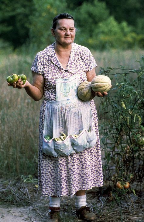 Wonderful photo of an Indiana farmer's wife. Farm Women, Velo Vintage, Farmer Wife, Farms Living, Dirt Road, We Are The World, Old Woman, Grandmas House, Rural Life