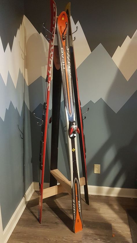 Ski Coat Rack Diy, Ski Diy Projects, Vintage Skis Decor, Old Skis Decor, Nordic Chalet, Ski Themed Bedroom, Snowboard Room, Snowboard Furniture, Old Skis Ideas