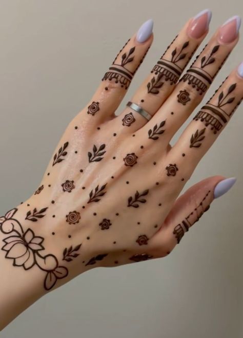 Mehandi Design For Eid Simple, Eid Mehendi Ideas Palm, Hena Design Hand Eid, Eid Mehendi 2024, Eid Mehndi Designs 2024 Simple, Simple Eid Mehendi, Hena Mehendi Design Simple, Minimal Mehendi Designs Aesthetic, Minimal Aesthetic Mehndi Designs