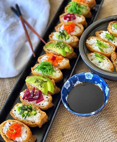 Japanese Cafe Food, Japanese Food Dishes, Sushi Cafe, Sushi Fillings, Inari Sushi, Cafe Catering, Display Fridge, Bento Box Recipes, Sushi Recipe