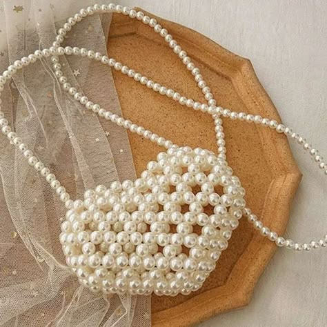 #fashionaccessories #handmadejewelry #bohostyle Hand Beaded Bag, Heart Shaped Bag, Bead Crafts Diy, Hand Beaded Embroidery, Crystal Bags, Diy Bracelet Designs, Beaded Jewelry Tutorials, Pearl Bag, Handbag Pattern