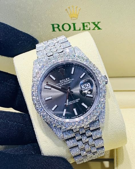 Mens Luxury Lifestyle, Rolex Diamond, Dope Jewelry Accessories, Rolex Watches Women, Fancy Watches, Dragon Bracelet, Expensive Jewelry Luxury, Men's Vintage Watch, Expensive Watches